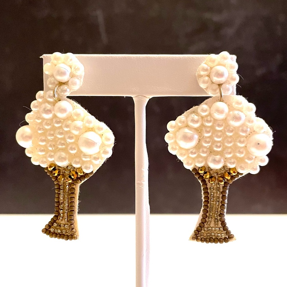 Seed bead pierced earrings by Viola.